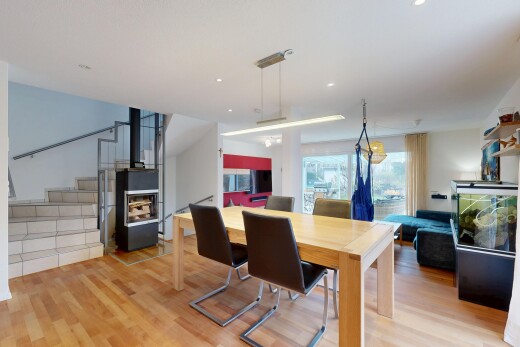 salon / salle à manger avec lumière naturelle, natural light, inside property, sol en finition bois, et wood finish floor