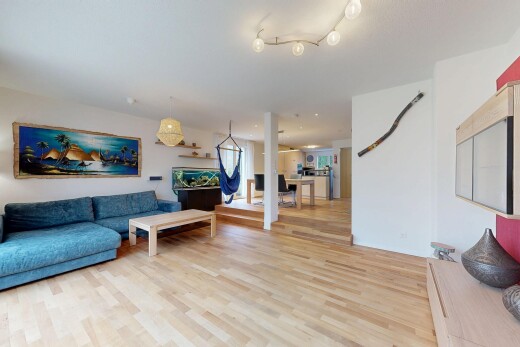 salon avec wood finish floor, sol en finition bois, drywall, cloison sèche, et inside property