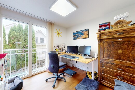 bureau avec wood finish floor, sol en finition bois, inside property, télévision, et natural light