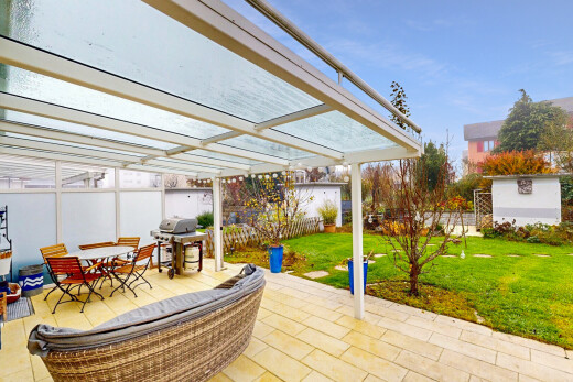 terrasse avec pelouse, coin repas extérieur, day time, gril, et clôture