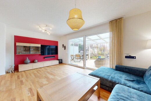 salon avec drywall, cloison sèche, wood finish floor, sol en finition bois, et inside property