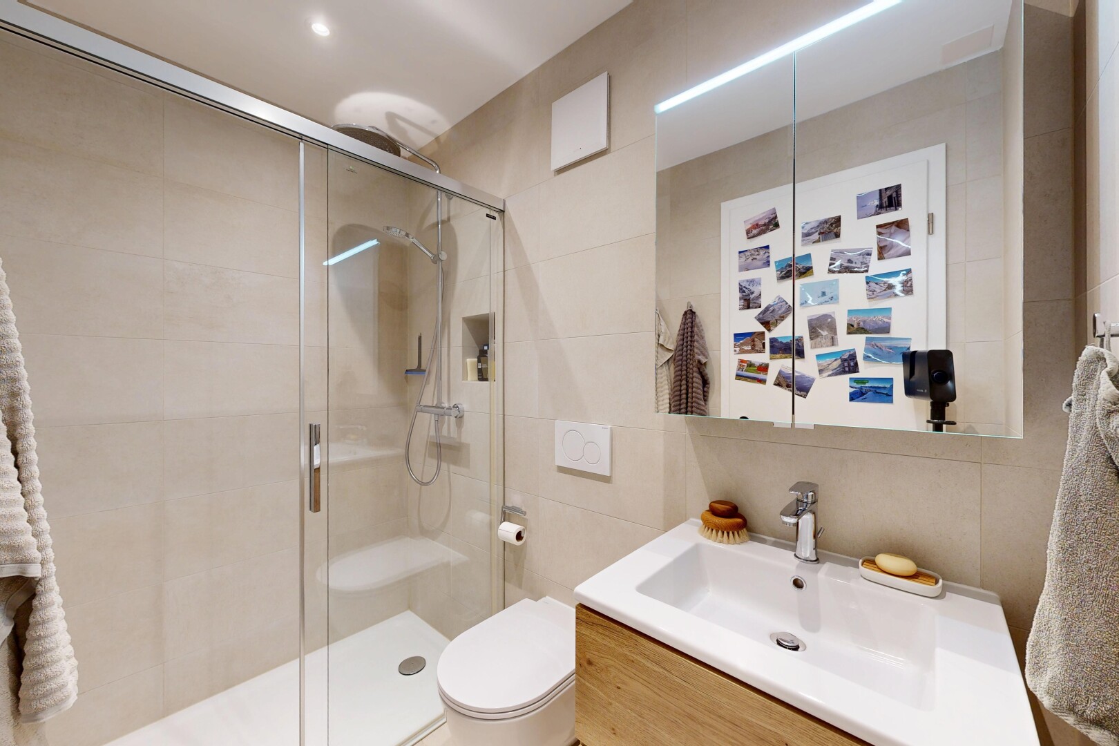 salle de bains avec inside property, miroir, salle de bain complète, lavabo (ou coiffeuse selon le contexte), et douche