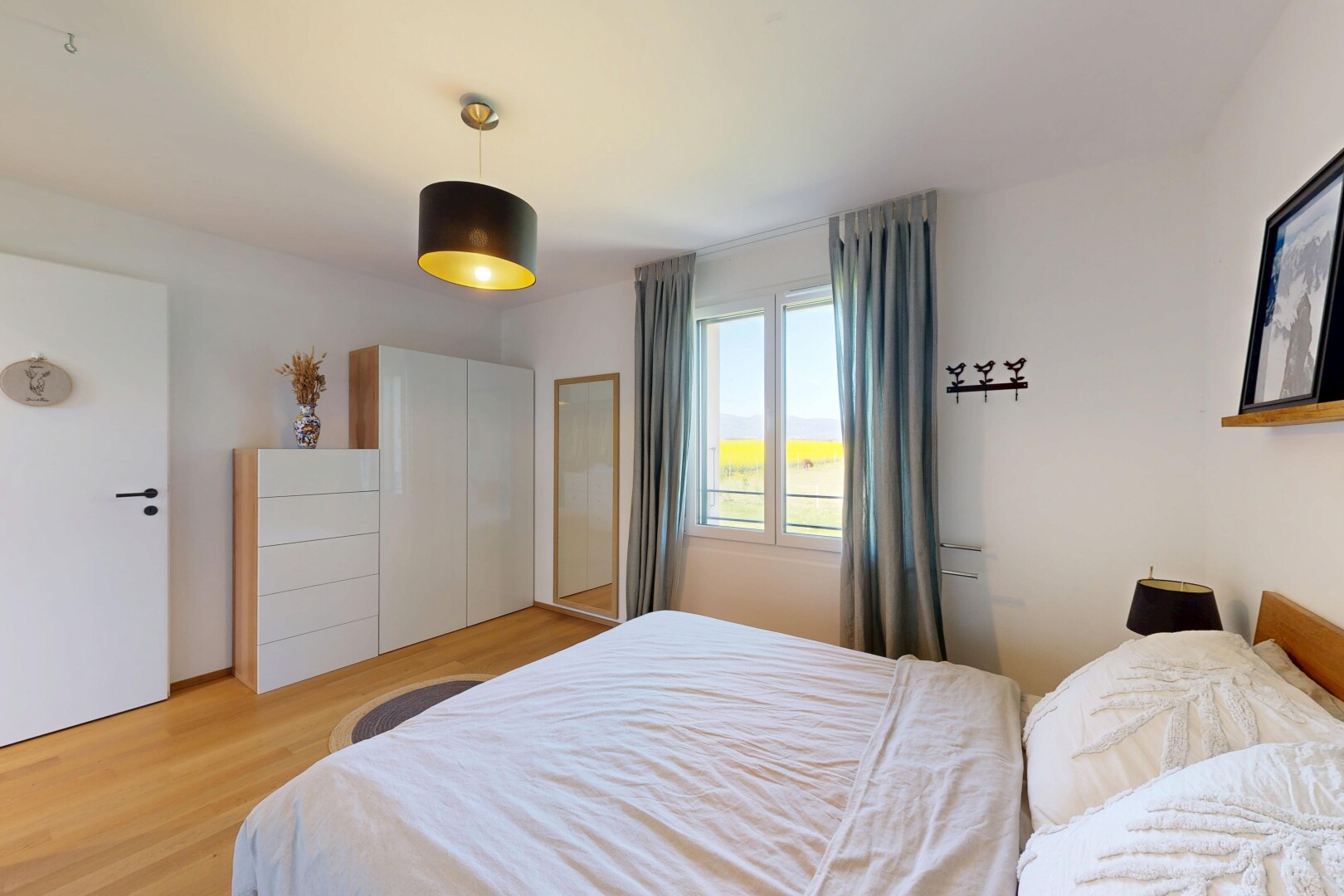 chambre avec drywall, cloison sèche, wood finish floor, sol en finition bois, et inside property