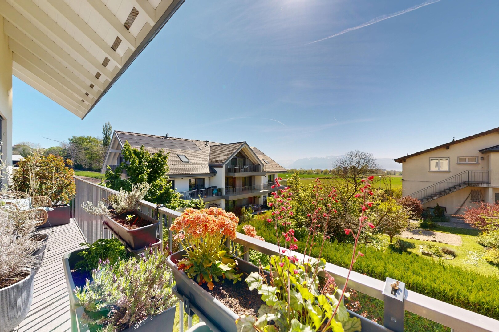balcon avec day time, from property, balcon, escaliers, et vue résidentielle