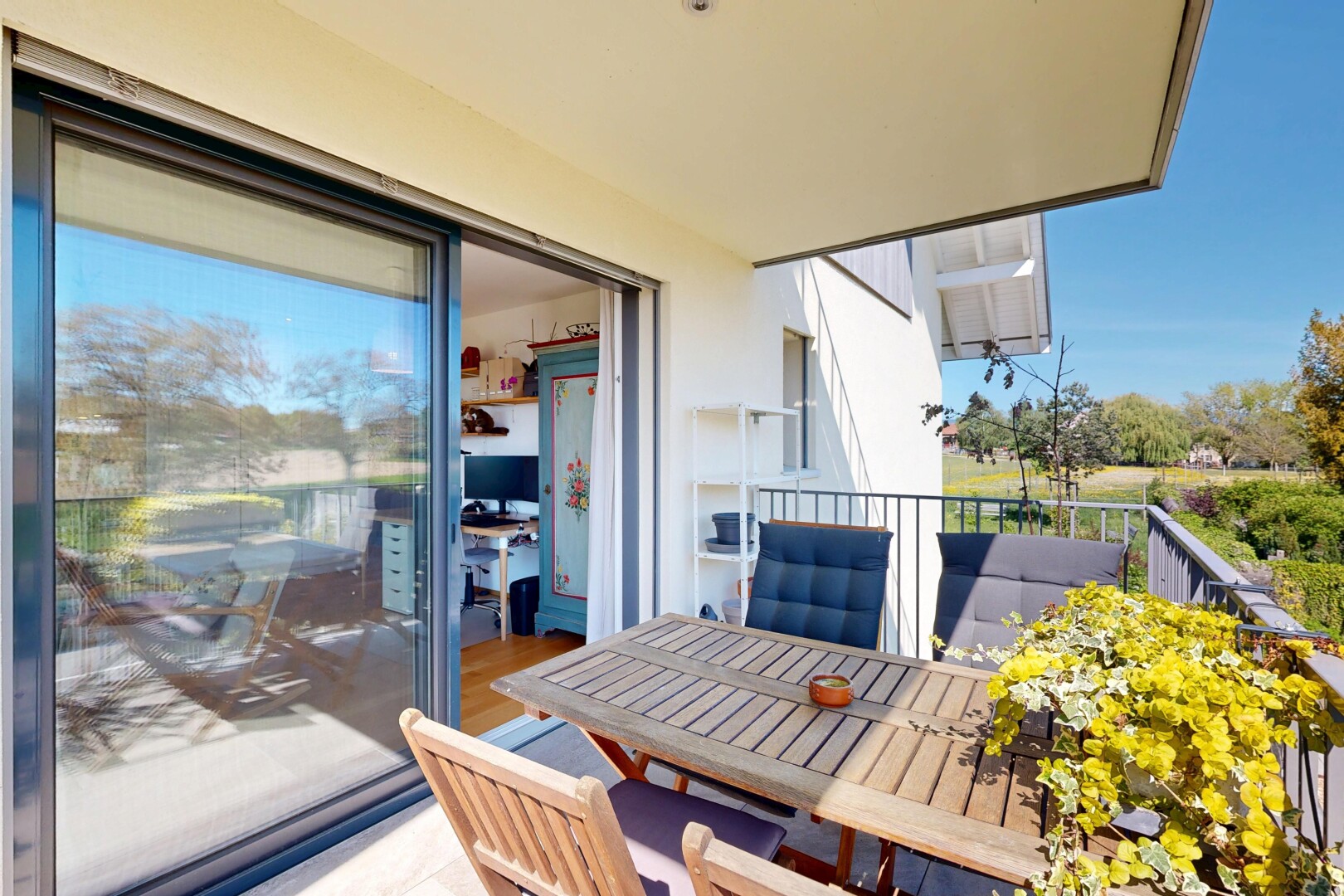balcon avec from property, balcon, coin repas extérieur, et télévision