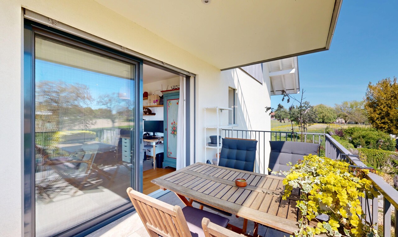 balcon avec from property, balcon, coin repas extérieur, et télévision