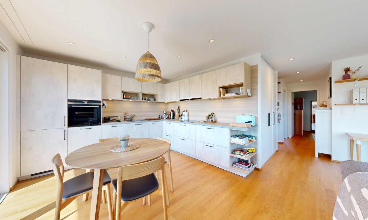 cuisine avec étagères ouvertes, open shelves, light floor, wood finish floor, et sol en finition bois