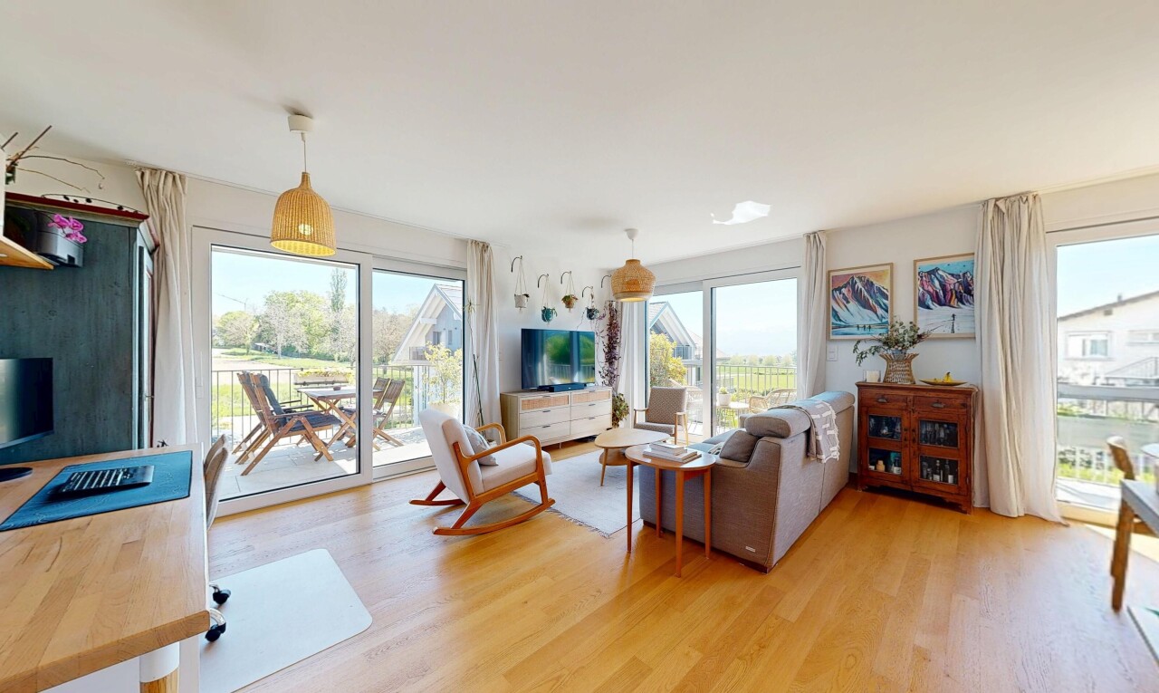 salon avec inside property, wood finish floor, sol en finition bois, natural light, et lumière naturelle
