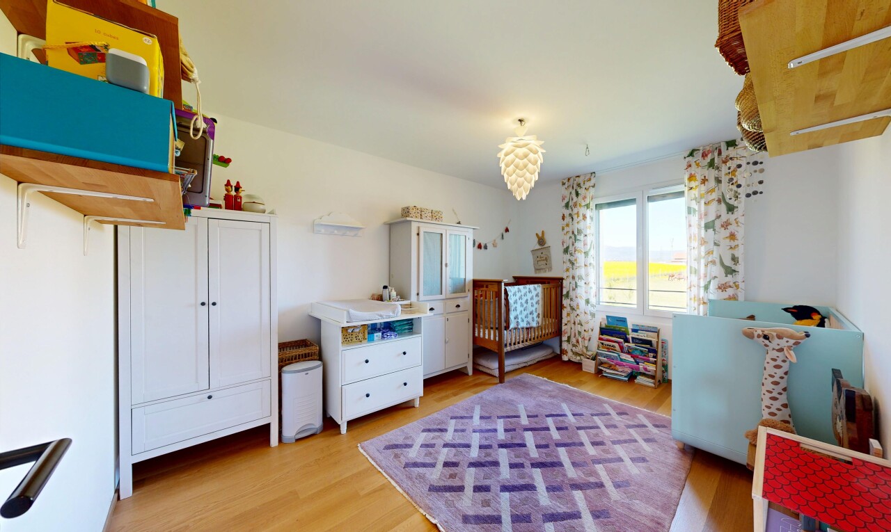chambre avec inside property, wood finish floor, sol en finition bois, natural light, et lumière naturelle