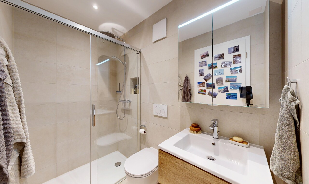 salle de bains avec inside property, miroir, salle de bain complète, lavabo (ou coiffeuse selon le contexte), et douche