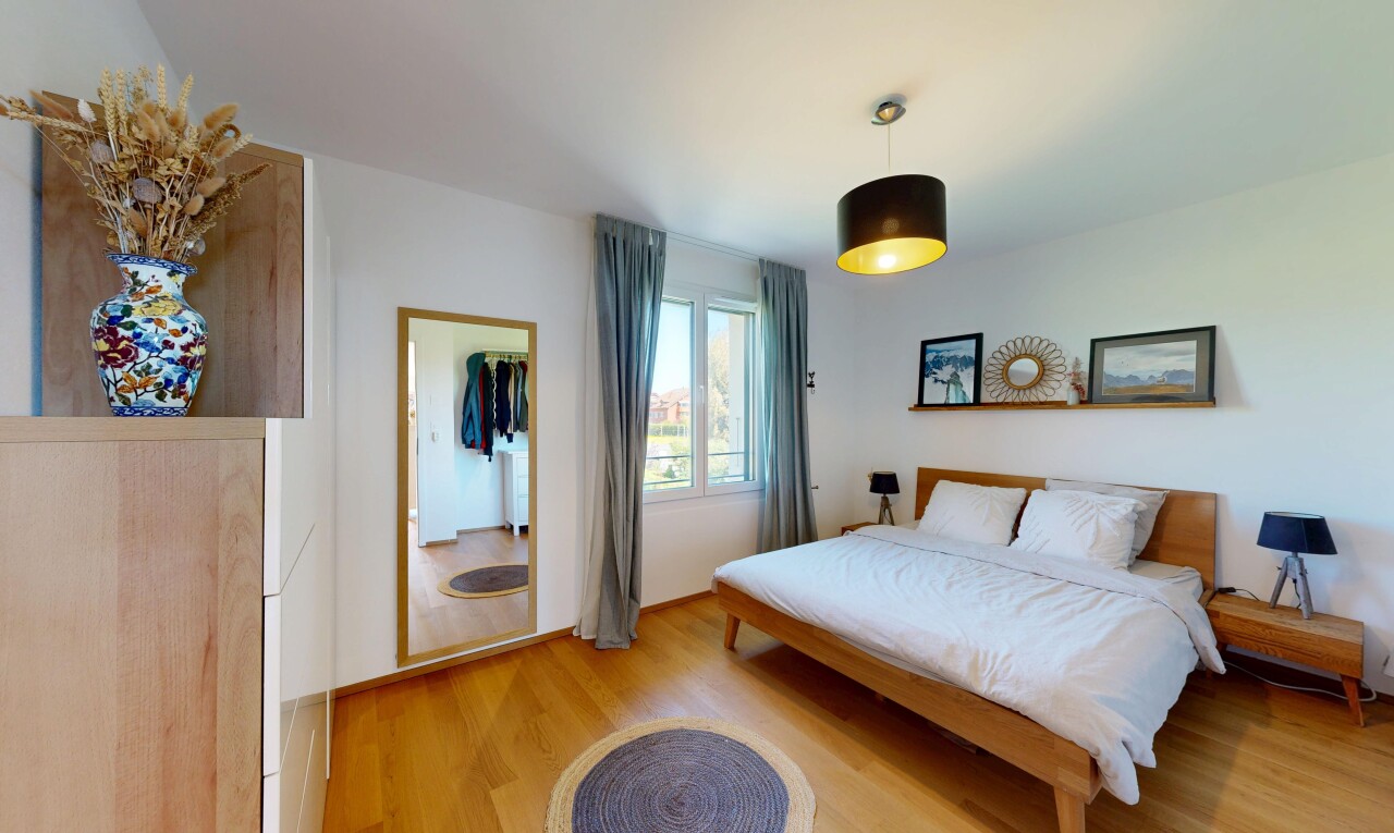 chambre avec wood finish floor, sol en finition bois, drywall, cloison sèche, et inside property