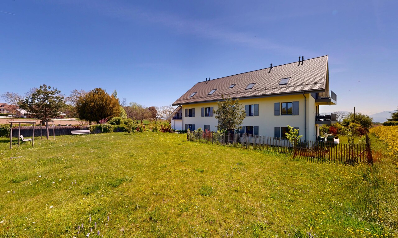 façade avec property visible, pelouse, clôture, bardage en stuc, et day time