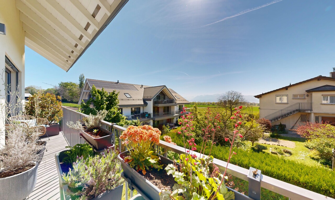 balcon avec day time, from property, balcon, escaliers, et vue résidentielle