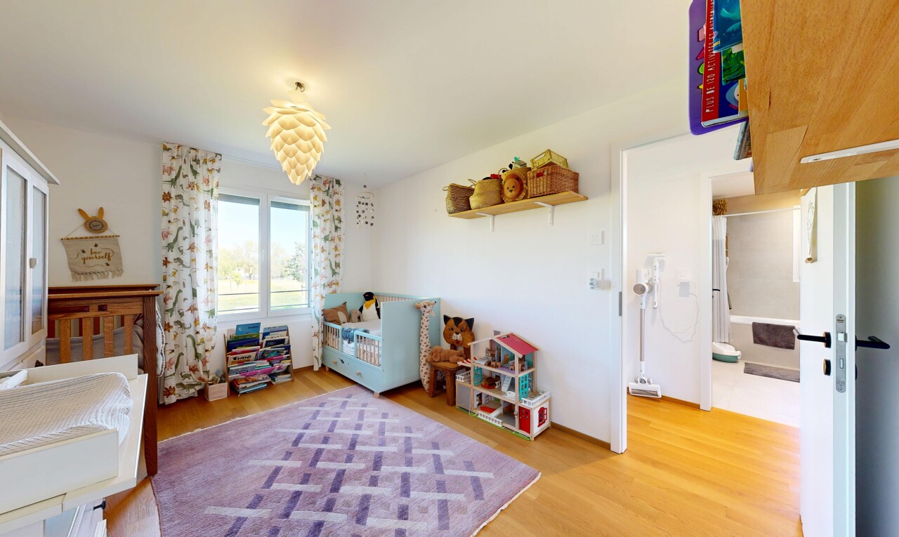 chambre avec wood finish floor, sol en finition bois, inside property, natural light, et lumière naturelle