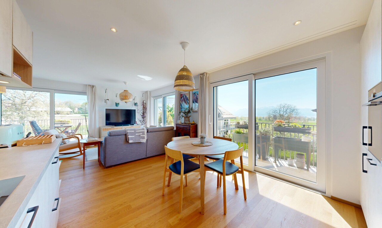 salon / salle à manger avec inside property, wood finish floor, sol en finition bois, light floor, et natural light