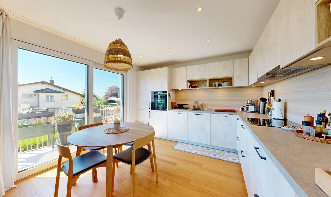 cuisine avec inside property, natural light, lumière naturelle, light floor, et wood finish floor