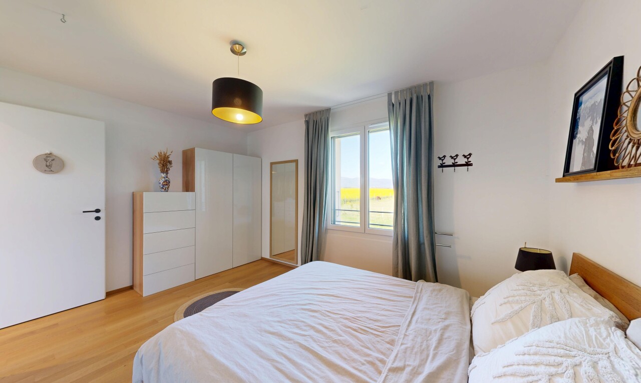 chambre avec drywall, cloison sèche, wood finish floor, sol en finition bois, et inside property