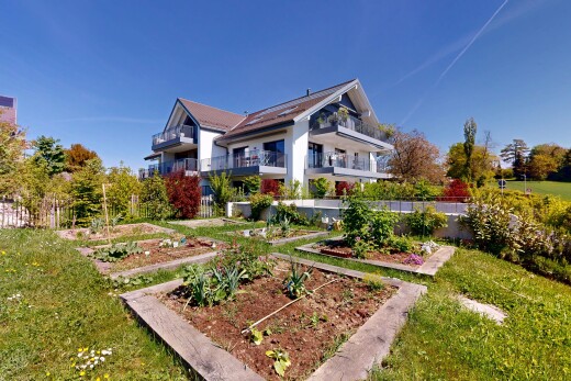 jardin avec day time, balcon, jardin, pelouse, et property visible