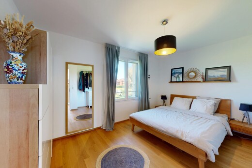 chambre avec wood finish floor, sol en finition bois, drywall, cloison sèche, et inside property