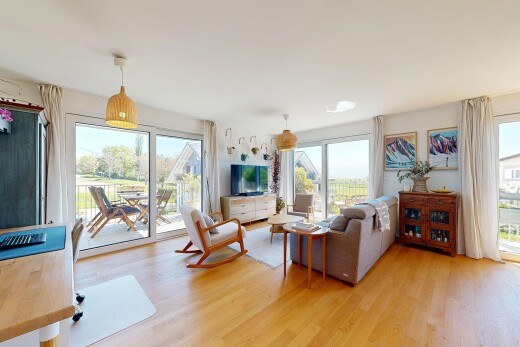 salon avec inside property, wood finish floor, sol en finition bois, natural light, et lumière naturelle