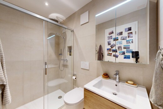 salle de bains avec inside property, miroir, salle de bain complète, lavabo (ou coiffeuse selon le contexte), et douche