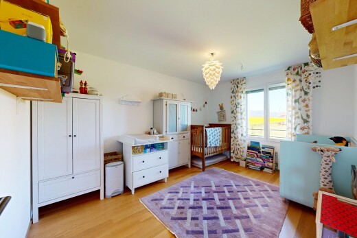 chambre avec inside property, wood finish floor, sol en finition bois, natural light, et lumière naturelle