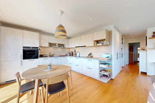 cuisine avec étagères ouvertes, open shelves, light floor, wood finish floor, et sol en finition bois