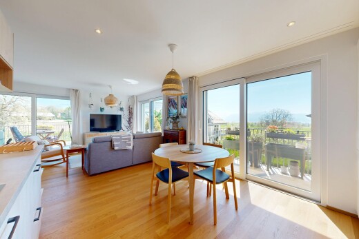 salon / salle à manger avec inside property, wood finish floor, sol en finition bois, light floor, et natural light
