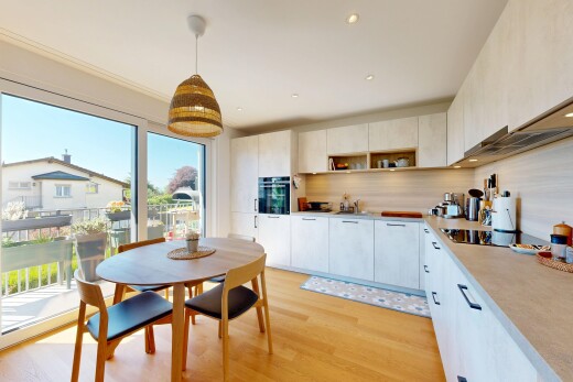 cuisine avec inside property, natural light, lumière naturelle, light floor, et wood finish floor