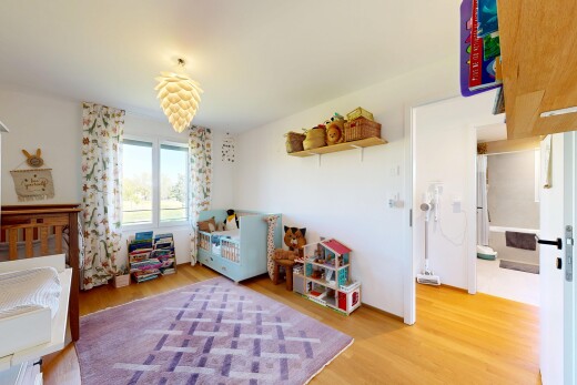 chambre avec wood finish floor, sol en finition bois, inside property, natural light, et lumière naturelle