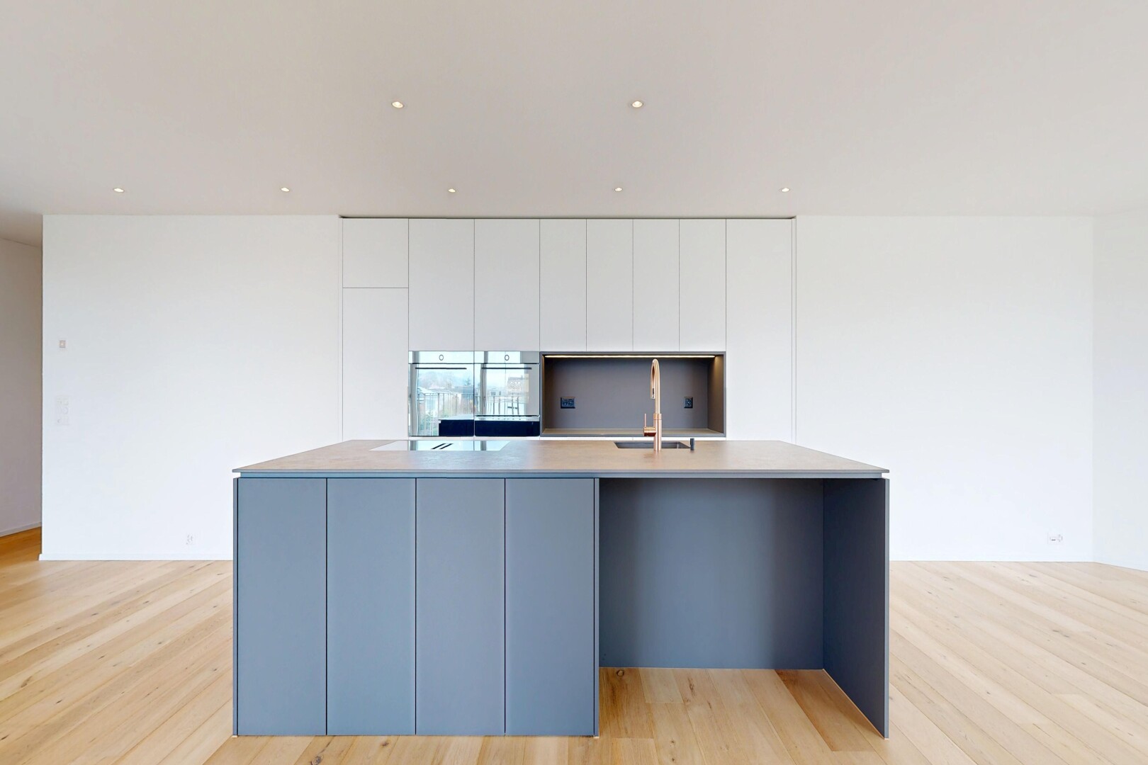 cuisine avec cloison sèche, drywall, sol en finition bois, wood finish floor, et light floor