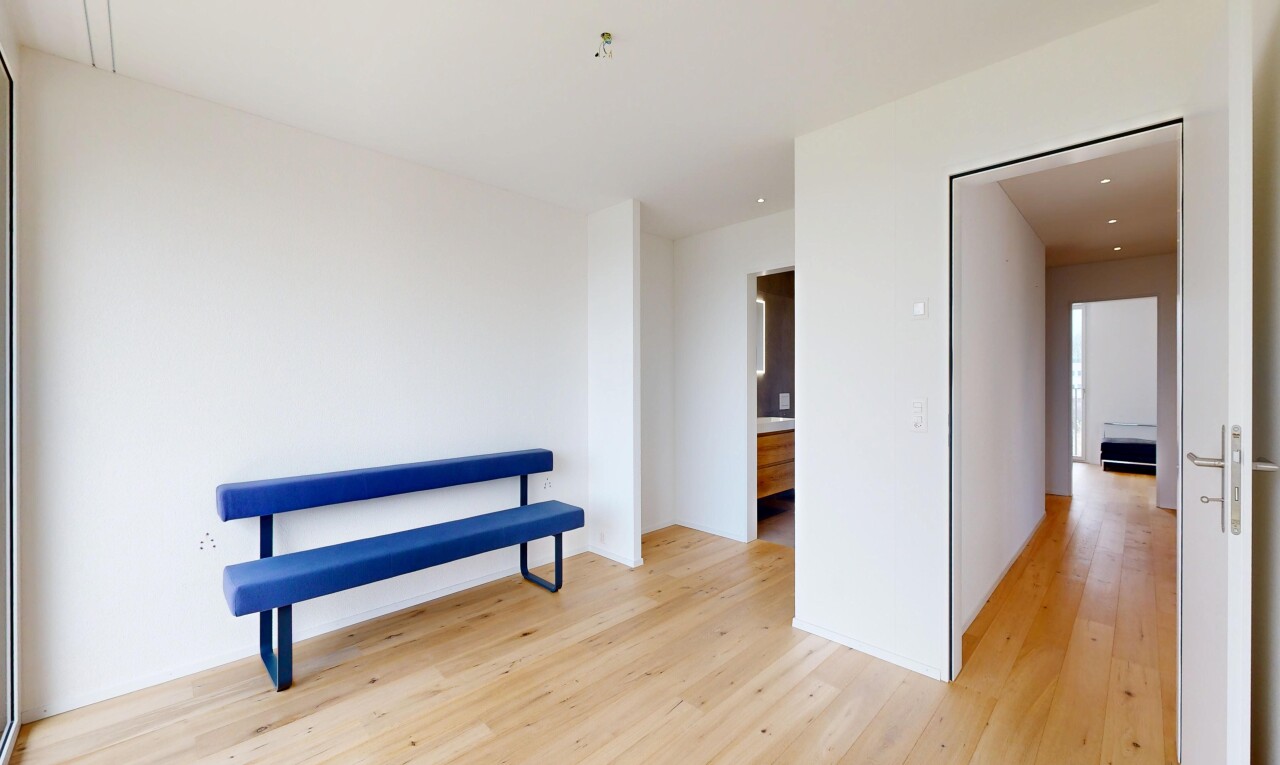 couloir avec wood finish floor, sol en finition bois, inside property, drywall, et cloison sèche
