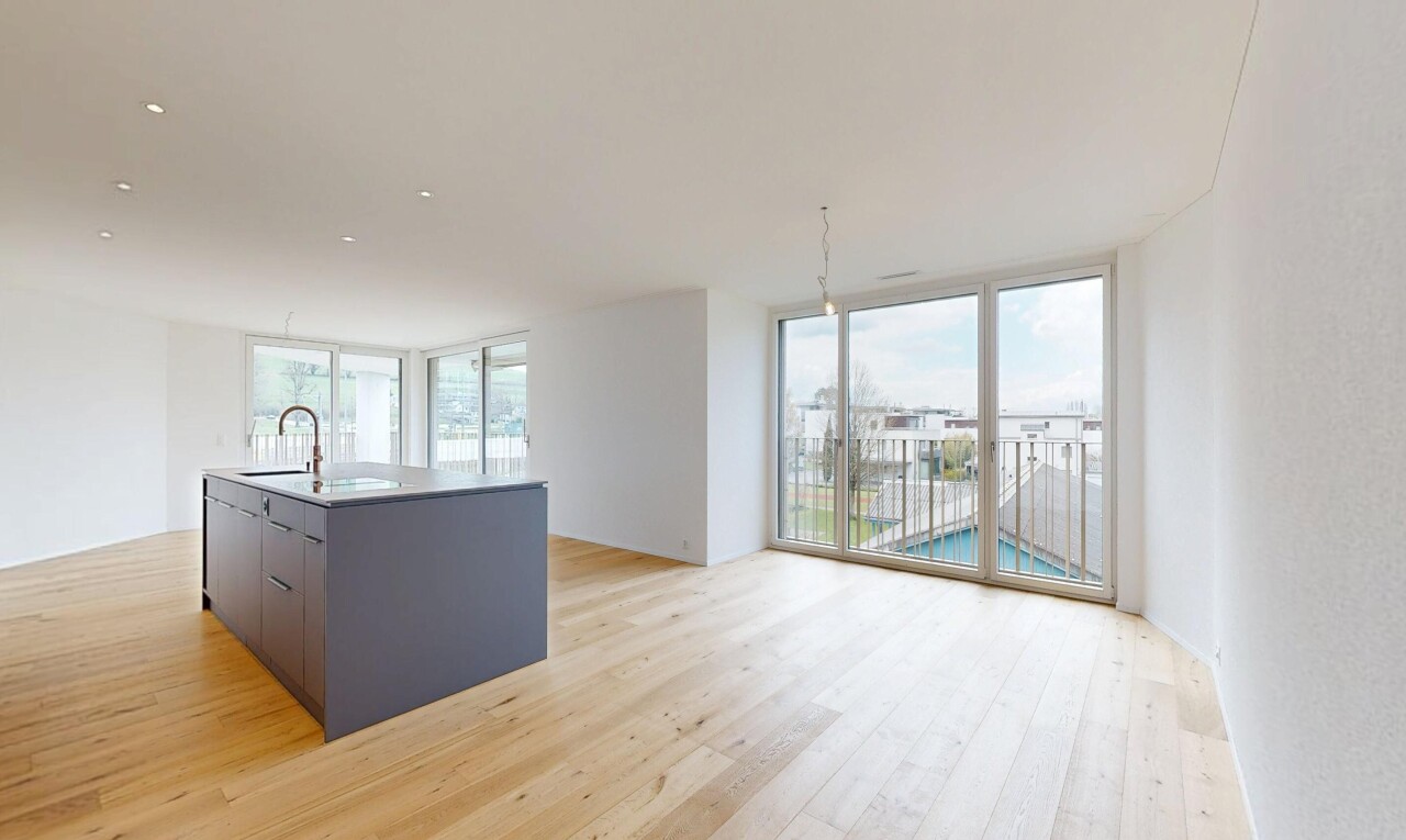 pièce vide avec light floor, inside property, fenêtres du sol au plafond, floor ceiling windows, et sol en finition bois