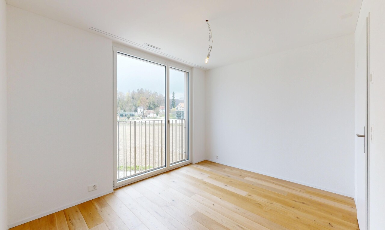 pièce vide avec inside property, drywall, cloison sèche, wood finish floor, et sol en finition bois