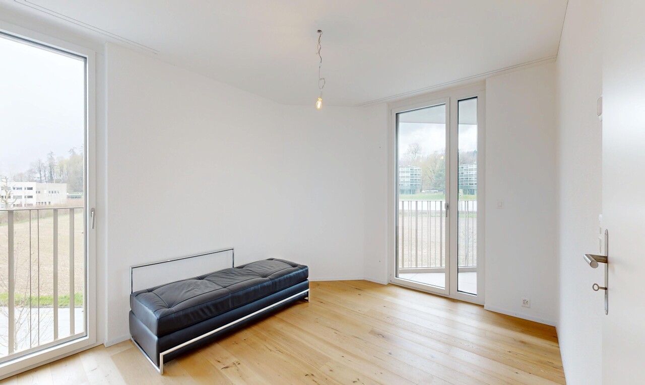 chambre avec accès à l'extérieur, inside property, drywall, cloison sèche, et wood finish floor