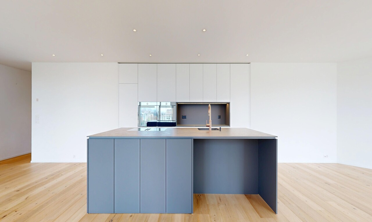 cuisine avec cloison sèche, drywall, sol en finition bois, wood finish floor, et light floor