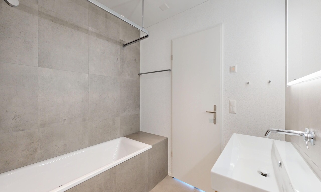 salle de bains avec inside property, évier, salle de bain complète, miroir, et douche-bain combinés