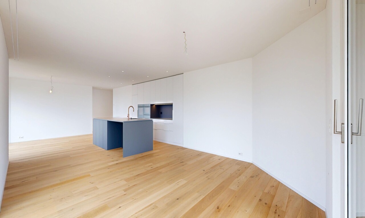 salon avec light floor, wood finish floor, sol en finition bois, inside property, et drywall