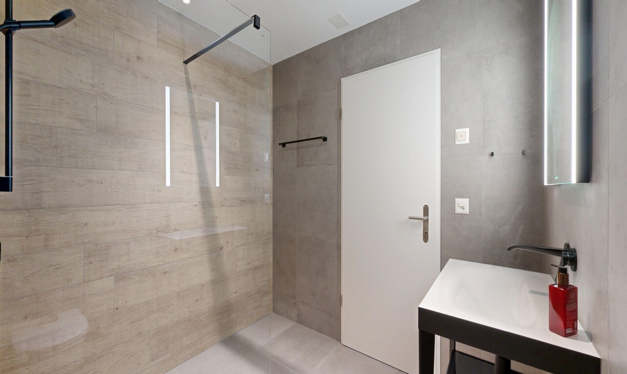 salle de bains avec inside property, douche, miroir, salle de bain complète, et light floor