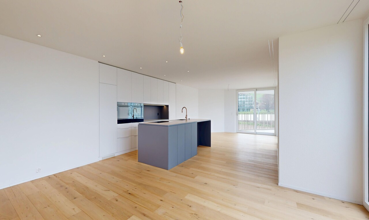 cuisine avec white cabinets, armoires blanches, kitchen island, îlot de cuisine, et light floor