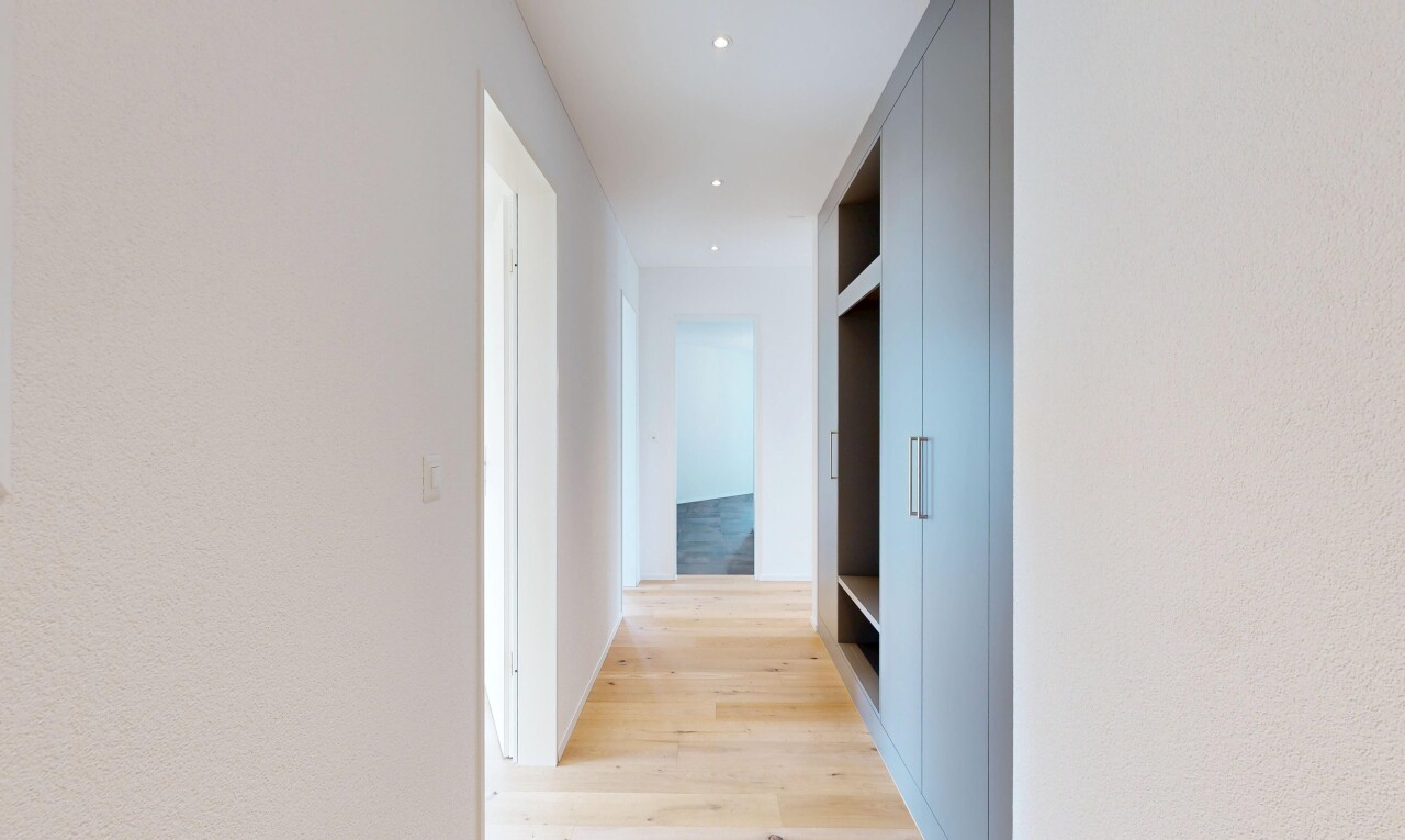 couloir avec sol en finition bois, wood finish floor, inside property, light floor, et cloison sèche