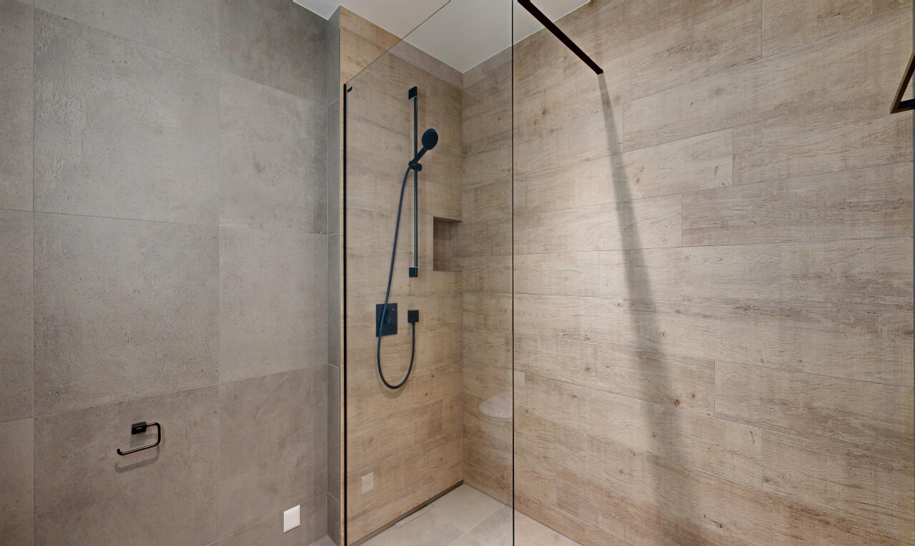 salle de bains avec inside property, salle de bain complète, douche, et light floor