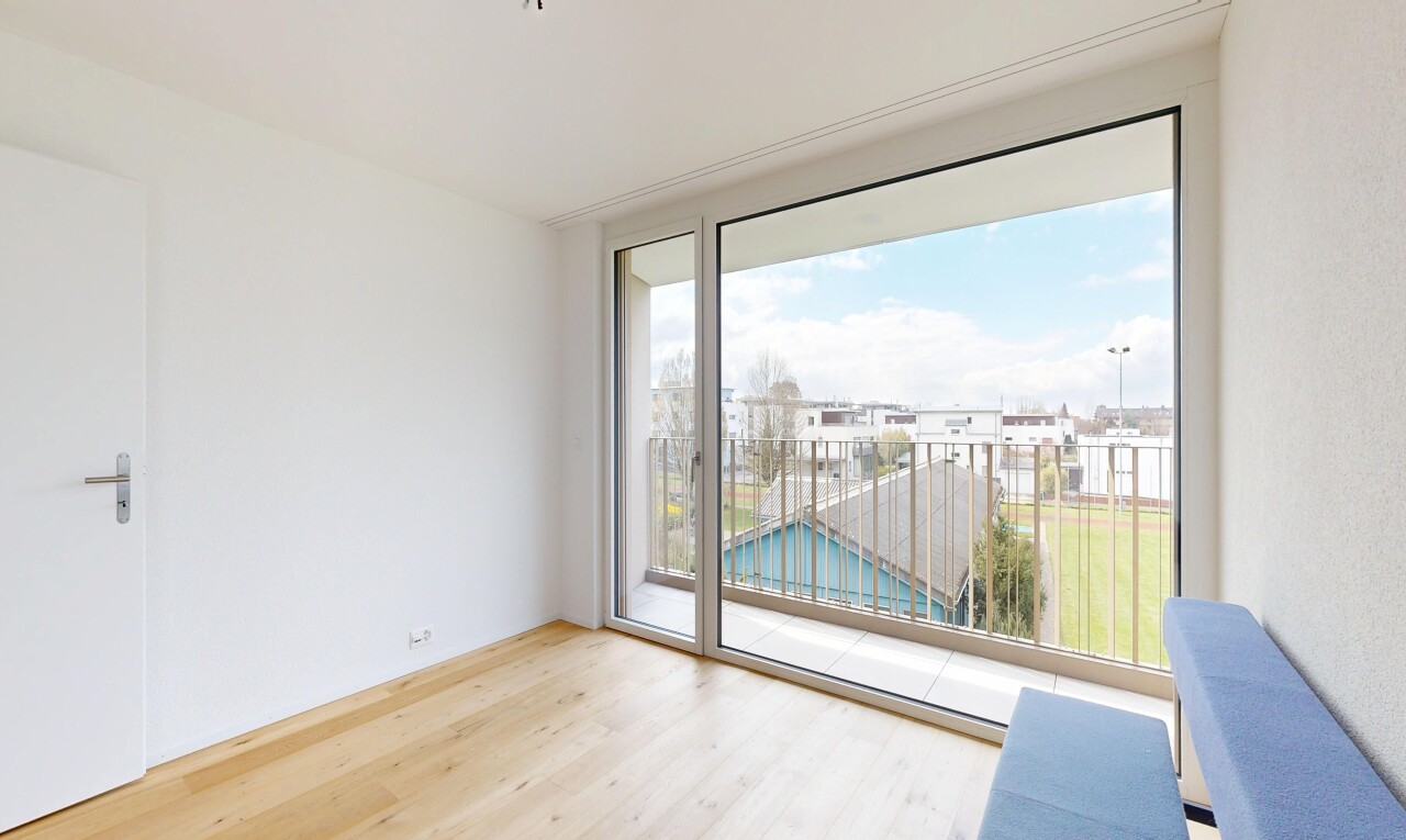 pièce vide avec inside property, sol en finition bois, wood finish floor, lumière naturelle, et natural light