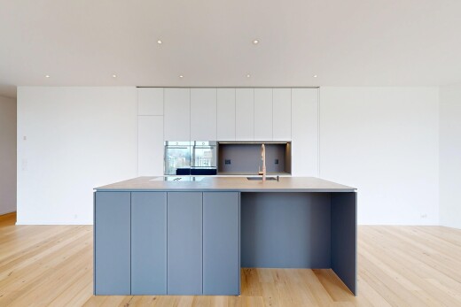 cuisine avec cloison sèche, drywall, sol en finition bois, wood finish floor, et light floor