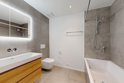 salle de bains avec light floor, salle de bain complète, miroir, inside property, et plinthes murales