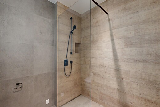 salle de bains avec inside property, salle de bain complète, douche, et light floor