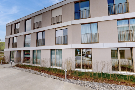 extérieur du bâtiment avec from community, day time, apartment complex view, et vue sur le complexe d'appartements