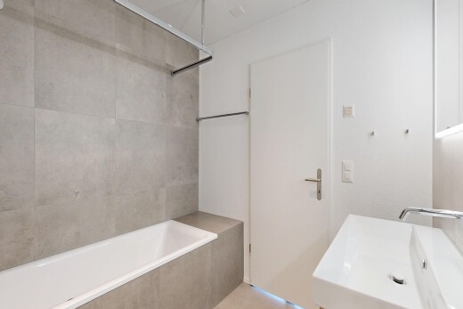 salle de bains avec inside property, évier, salle de bain complète, miroir, et douche-bain combinés