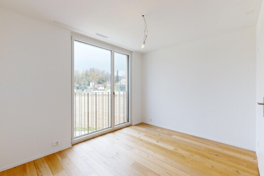 pièce vide avec inside property, drywall, cloison sèche, wood finish floor, et sol en finition bois