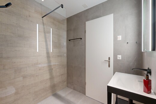 salle de bains avec inside property, douche, miroir, salle de bain complète, et light floor